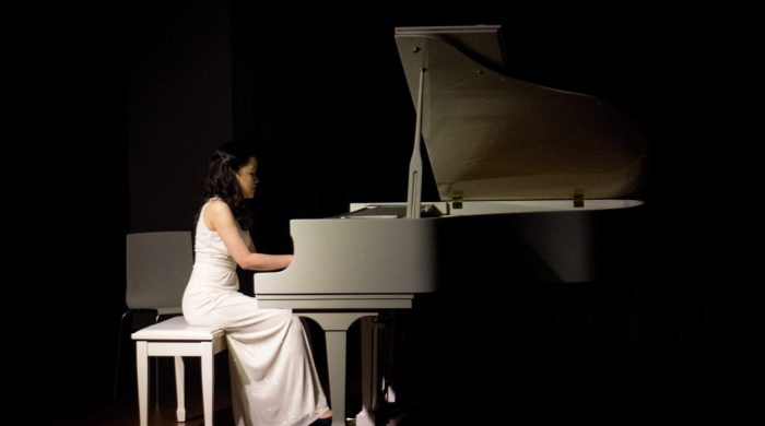 woman-playing-grand-piano-1293551